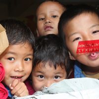 Indien - Schulkinder lunzen aus dem Klassenzimmer