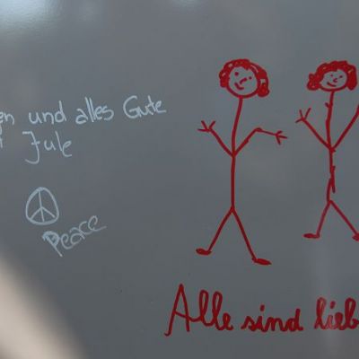 Kinder malen auf Wasserwerfer - Foto Mario Goldstein.jpg