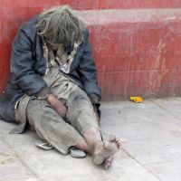 Delhi - Regungslos sitzt dieser Mann an der Mauer